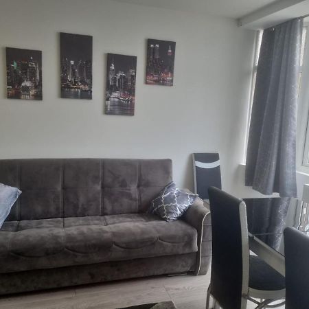 Attractive 2 Bed Apartments Free Wi-Fi And Parking 크로이던 외부 사진