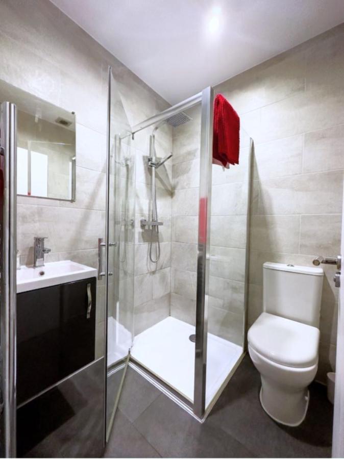 Attractive 2 Bed Apartments Free Wi-Fi And Parking 크로이던 외부 사진
